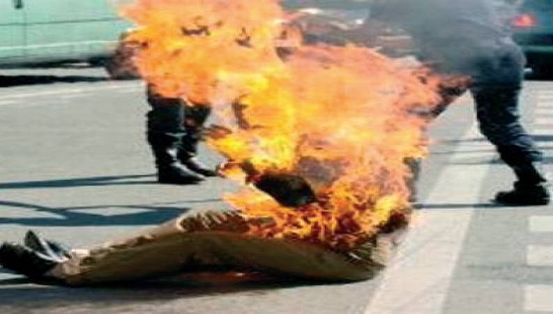 خودسوزی مقابل شهرداری تهران