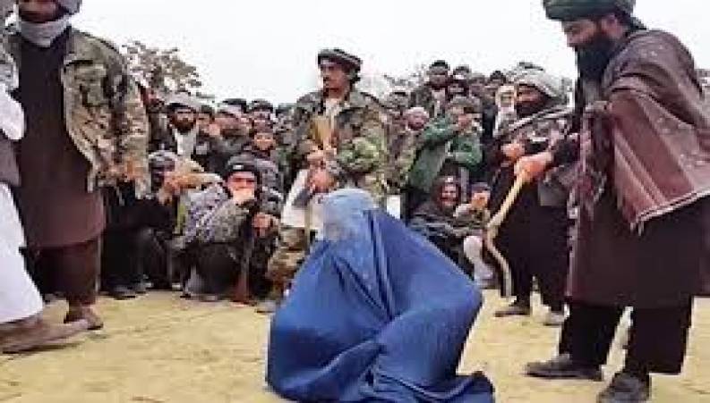 بی رحمی طالبان نسبت به زنانی که با تلفن حرف می زنند