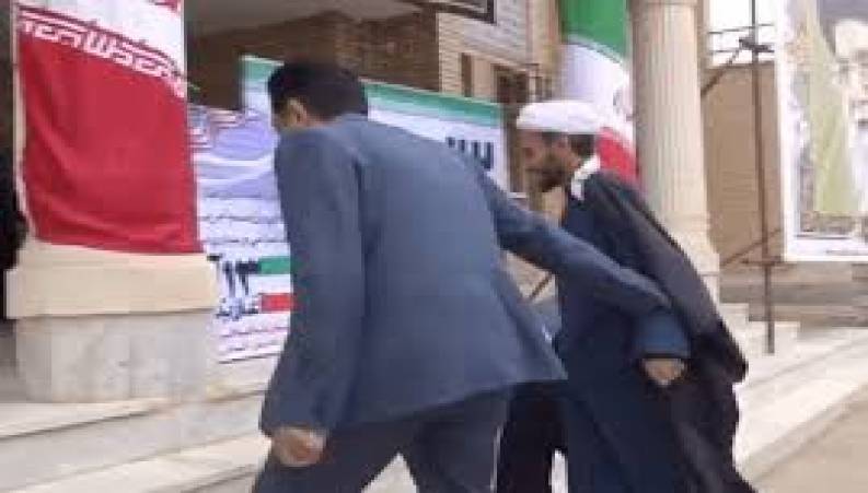 دعوای عجیب و غریب امام جمعه و بخشدار بر سر سخنرانی کردن