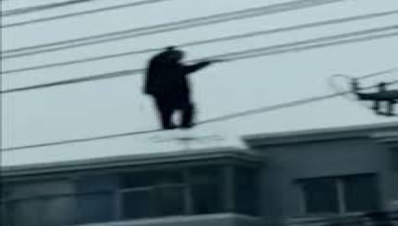 حرکت خطرناک جوان مست روی کابل های برق