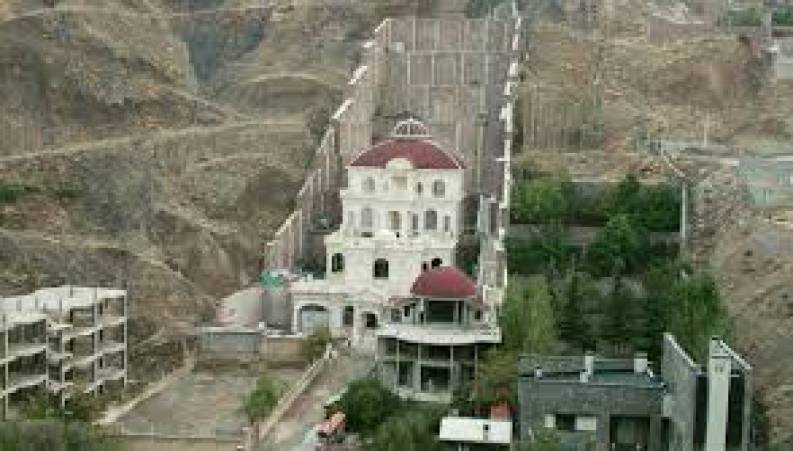 ویلای فوق لاکچری طبقاتی در دل کوه اوشان