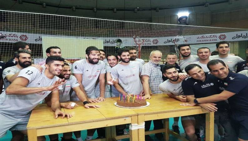 جشن تولد علی رمضانی در میان والیبالی ها