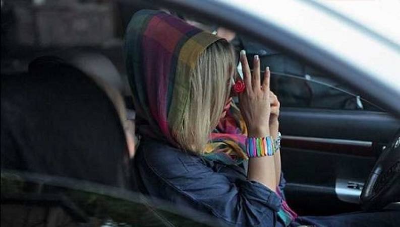 فیلمی از بی حجابی دختری در داخل خودروی پراید