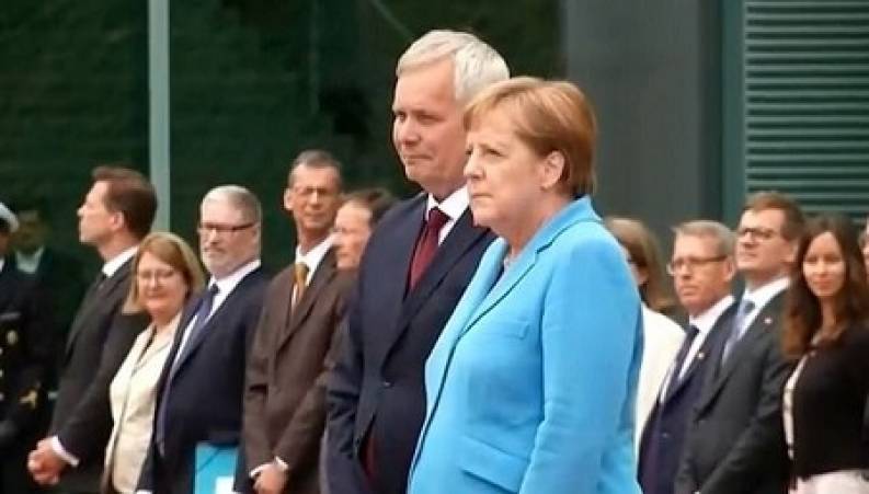 مرکل صدر اغظم آلمان برای بار سوم لرزید