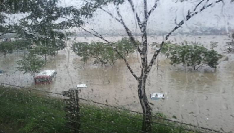 تبدیل شدن اتوبوس به حوض آب بر اثر بارندگی شدید