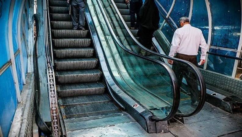 تخریب پله برقی عابر پیاده در شوشتر