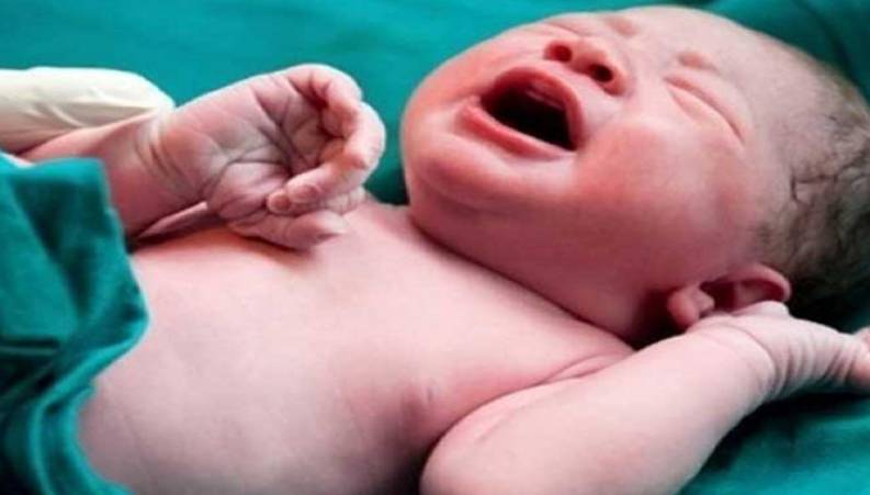 صحبت والدین فرزندان متولد  ۹۸/۸/۸ در بیمارستان 