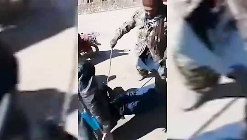 محاکمه صحرایی یک جوان به دست طالبان به دلیل کشیدن سیگار!