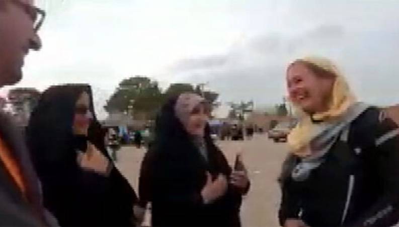  زن گردشگر موتورسوار هلندی با دوربین خود یزد را بهم ریخت