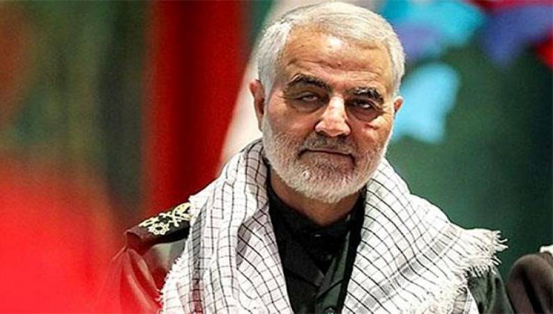 بوسیدن دست سرباز توسط سردار شهید قاسم سلیمانی 