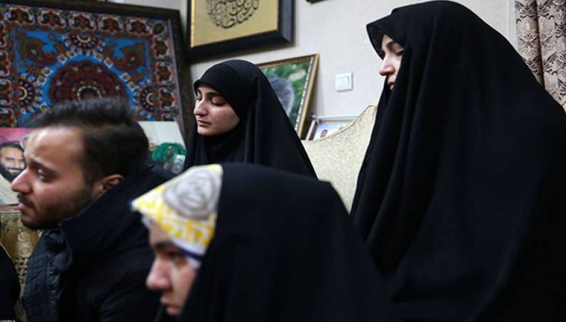 حضور رهبر انقلاب در منزل سردار سلیمانی