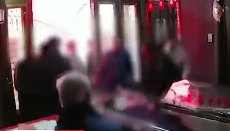 حمله خانواده متوفی به جسد پدر در داخل تابوت! 