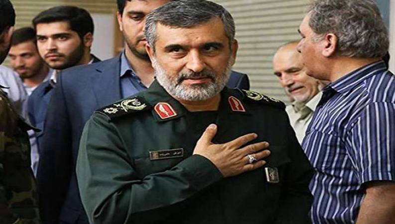 دیدار سردار حاجی‌زاده با خانواده یکی از جانباختگان حادثه سقوط هواپیما