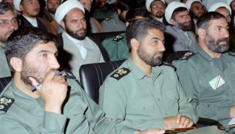 بی‌تابی سپهبد قاسم سلیمانی بر تابوت حاج احمد کاظمی 