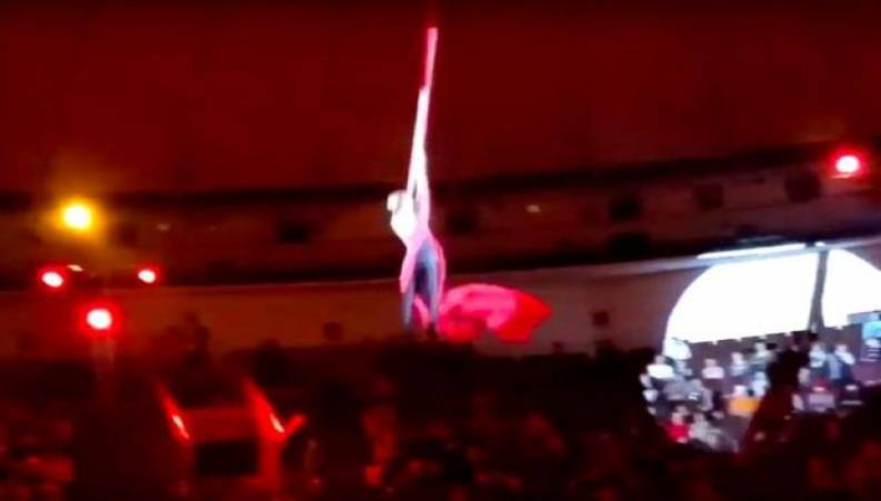 سقوط ناگهانی زن آکروبات باز در مقابل چشمان وحشت زده تماشاچیان