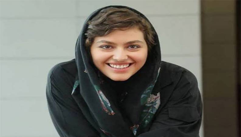 رفتارهای عجیب ریحانه پارسا در جشنواره فجر برای جلب عکاسان