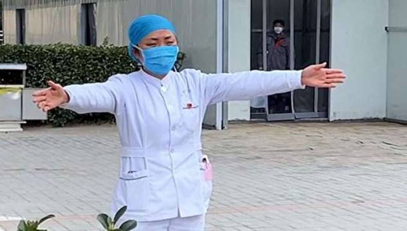 فیلمی تاثیرگذار از ملاقات پرستار بیمارستان ویژه کرونا با دخترش 