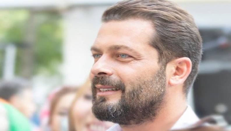 پژمان بازغی در ورزشگاه آزادی با گریم و گوش شکسته