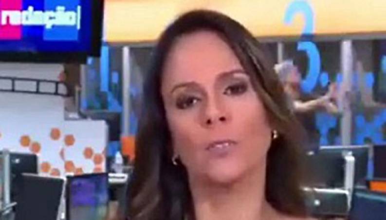 آب بازی هنگام پخش زنده اخبار ورزشی 