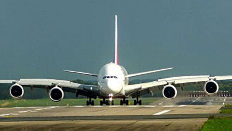 فراز و فرود شگفت انگیز همزمان دو هواپیما از روی یک باند