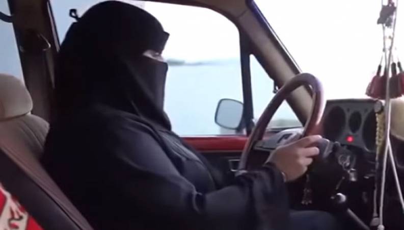 تراکتورسواری یک دختر جوان  ببینید