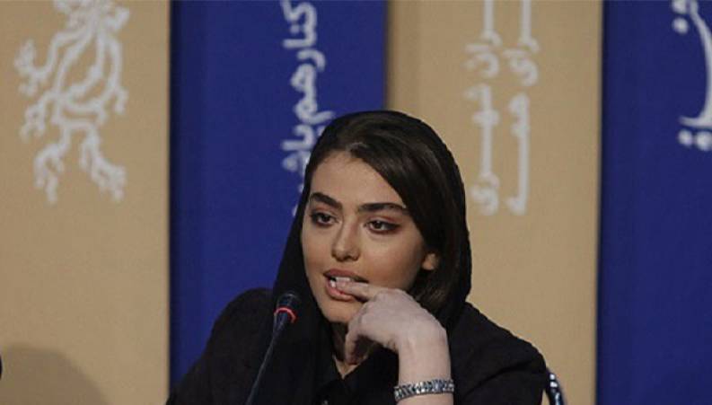 شباهت ژست های ریحانه پارسا به آنجلینا جولی 