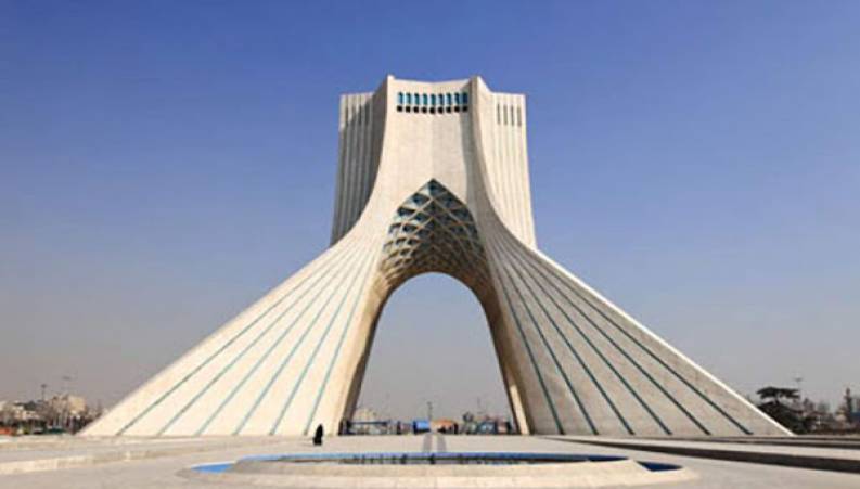 همدردی ایران با چینی‌ها رویِ برج آزادی