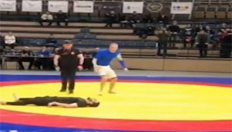 فلج شدن یک کشتی گیر در بعد از ضربه سنگین به سر حین مسابقه 