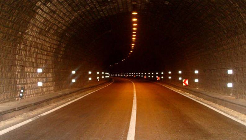  ویراژ دادن در تونل باعث مرگ راننده خودرو شد  ببینید