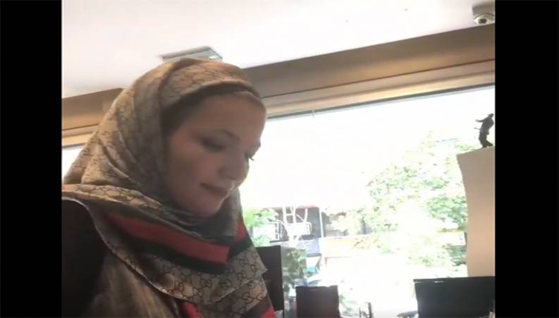 پیانو زدن خاله شادونه در ایام قرنطینه خانگی