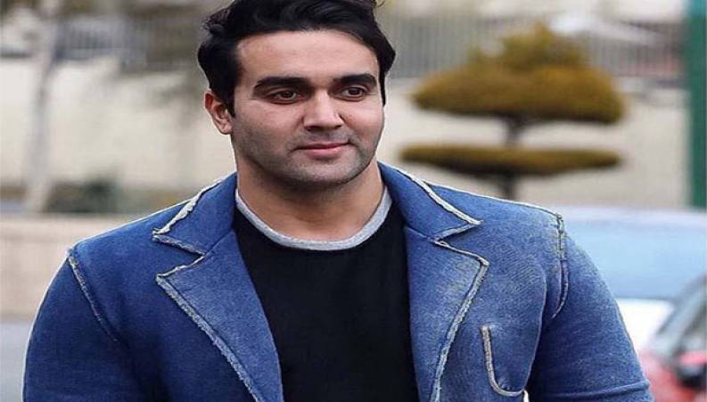 سوتی مجری برنامه زنده درباره پوریا پورسرخ در حضور خودشان