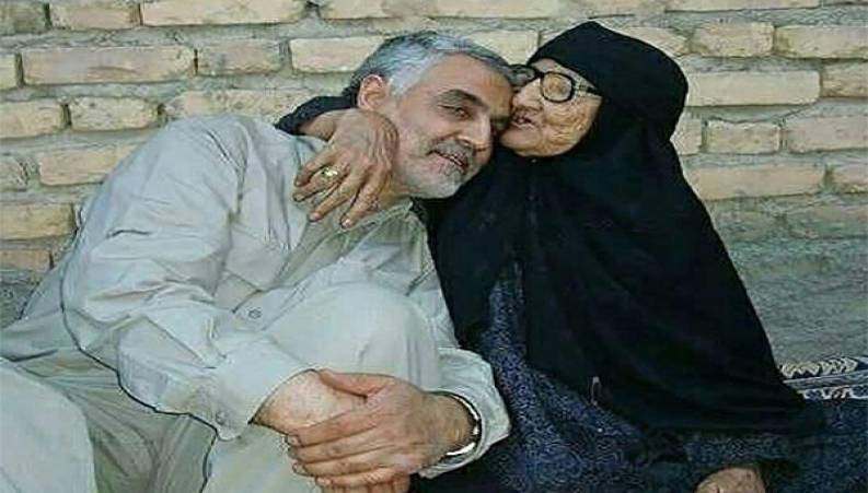 روایت حاج قاسم از بوسه‌ای که بر کف پای مادرش زد 