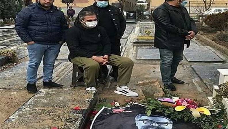 عابدزاده که نمی تواند درست راه برود بر مزارمهرداد میناوندرفت