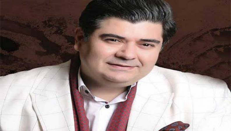 آواز خوانی سالار عقیلی با نوازندگان خیابانی  در میدان تجریش