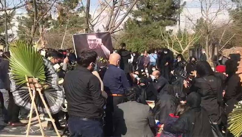  برگزاری مراسم چهلم مهرداد میناوند در قطعه نام‌آوران