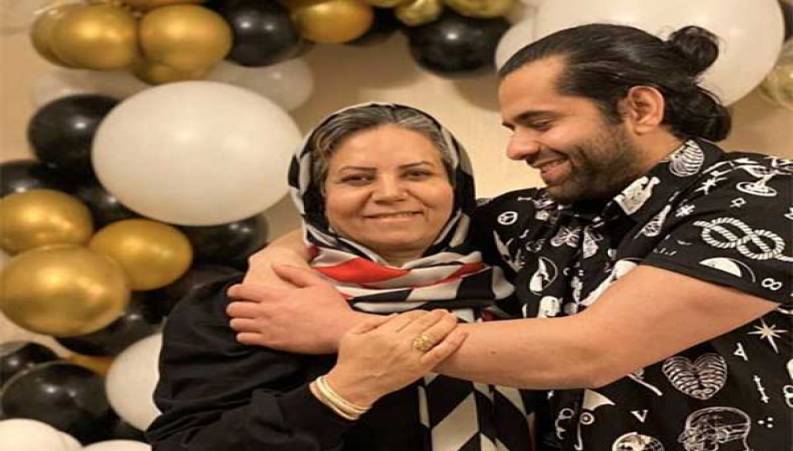 رضا بهرام و مادرش یک آهنگ شاد را همخوانی کردند