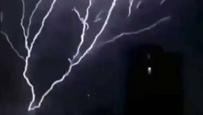 لحظه وقوع یک صاعقه قدرتمند در شهر استانبول