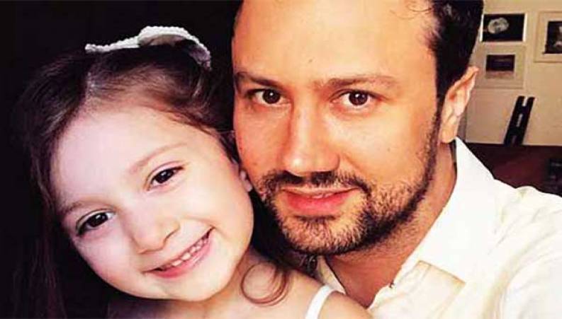 رپ خوانی پناه دختر شاهرخ استخری به انگلیسی در خارج از کشور