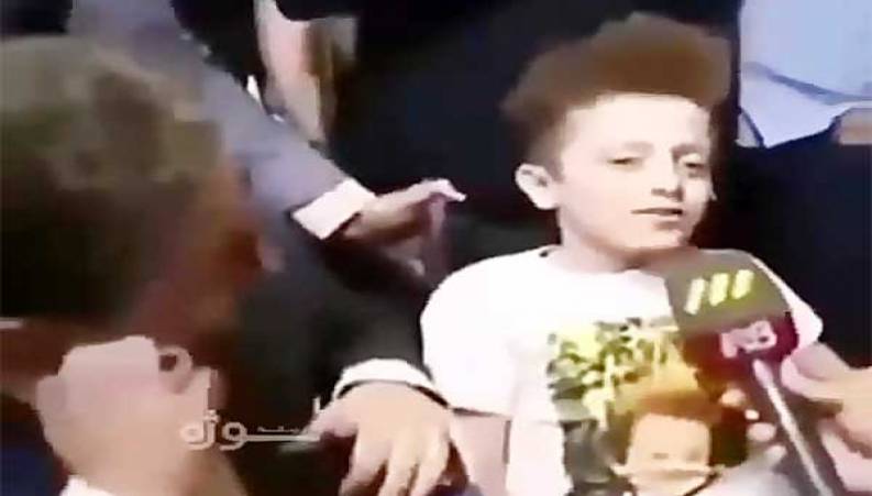 پسر خردسال خوش صدا بهمراه داوران عصر جدید در بیمارستان