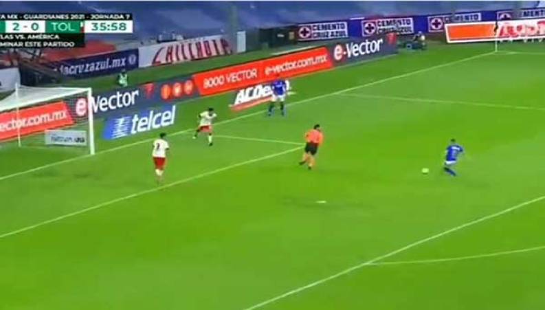 اتفاق عجیب در فوتبال مکزیک؛ لحظه نجات دروازه توسط داور