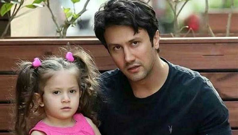 تفریح و ماشین گردی شاهرخ استخری و دخترانش در شب آرزوها