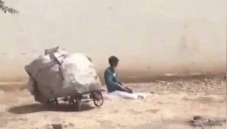 سوژه داغ فضای مجازی : ویدیو تاثیرگذار از نماز خواندن یک کودک کار