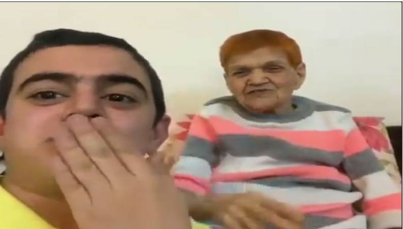 تبریک عید امیرمحمد متقیان با مادربزرگش