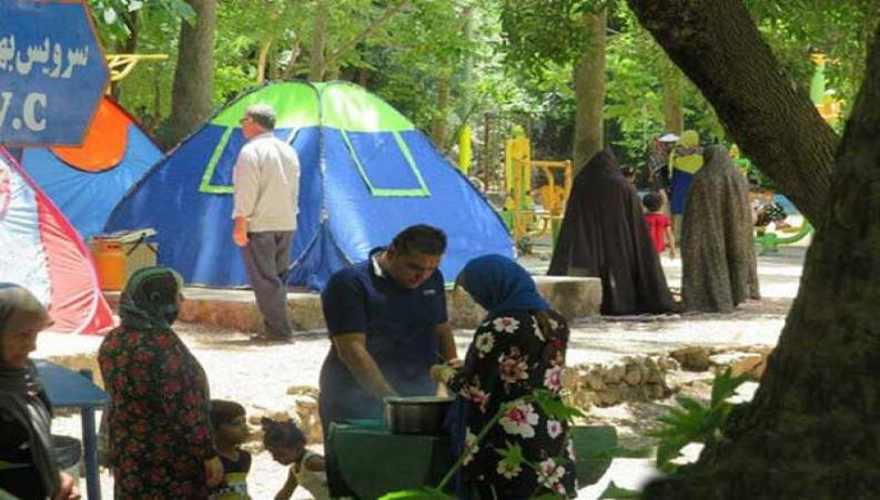 ازدحام چادرهای مسافران نوروزی در ساحل بندرعباس!