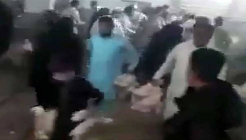 هجوم  مردم به یک مرغداری برای بردن مرغ های زنده 