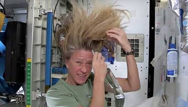 طریقه جالب شست و شوی مو سر یک خانم در فضا