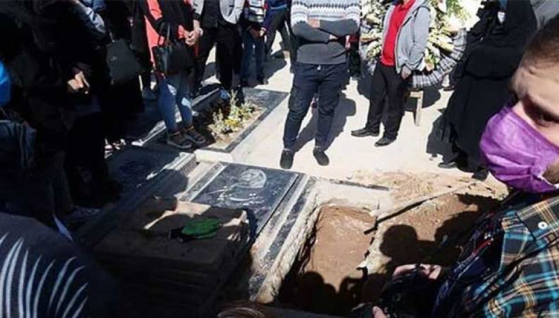 بی قراری خانواده زنده یاد آزاده نامداری بر مزار دخترشان