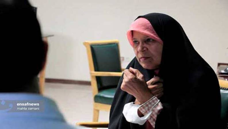 ‏فائزه پیشنهادِ مناظره با دختر نوجوان را پذیرفت ولی دختر جا زد