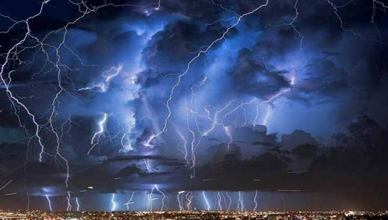 وقوع رعد و برق شگفت انگیز ‌از نمای بالای ابرها