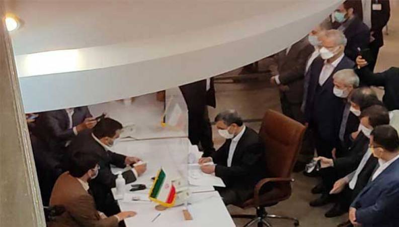  لحظه ثبت نام محمود احمدی‌نژاد در انتخابات ریاست جمهوری ۱۴۰۰